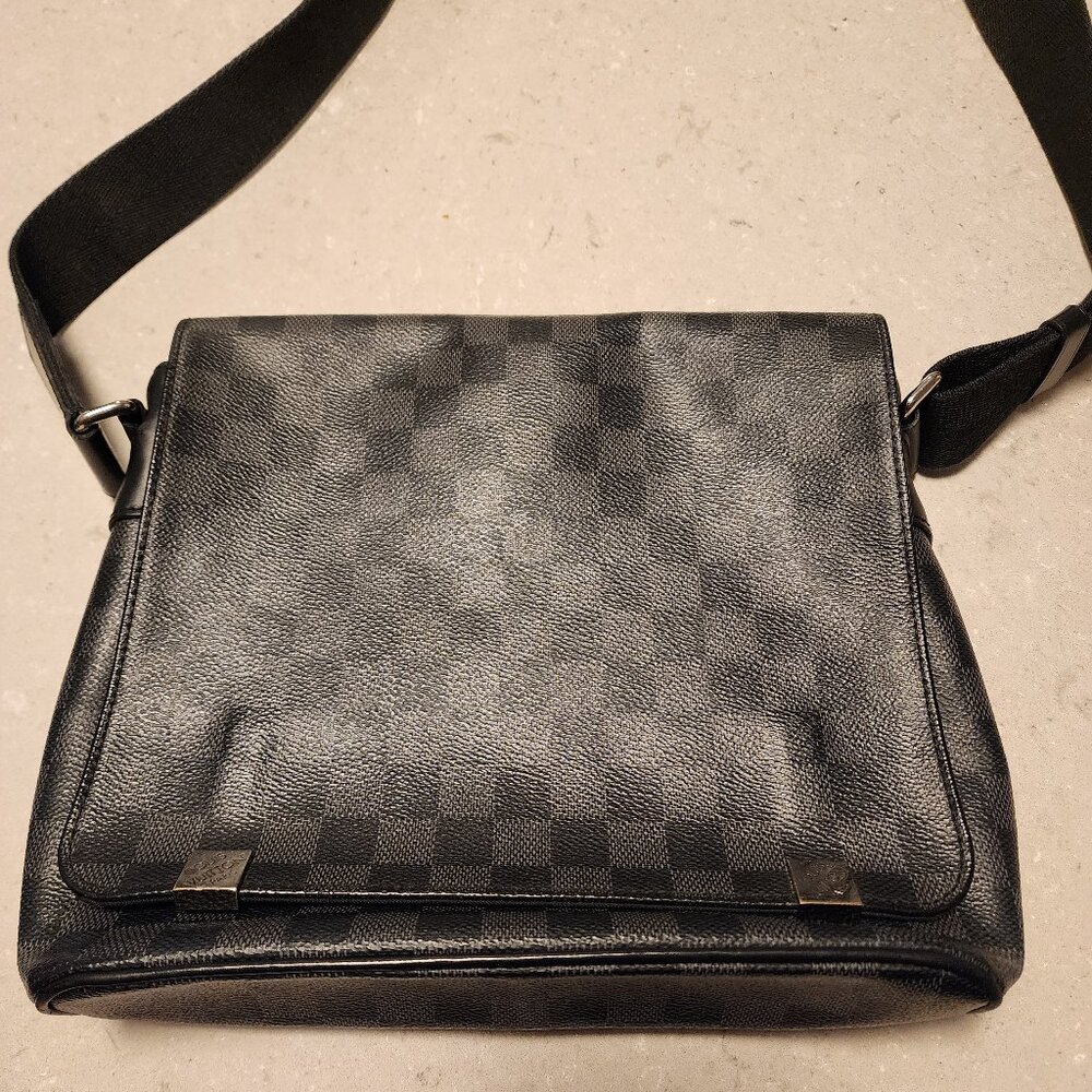 Louis Vuitton Crossbody District PM Graphite Color